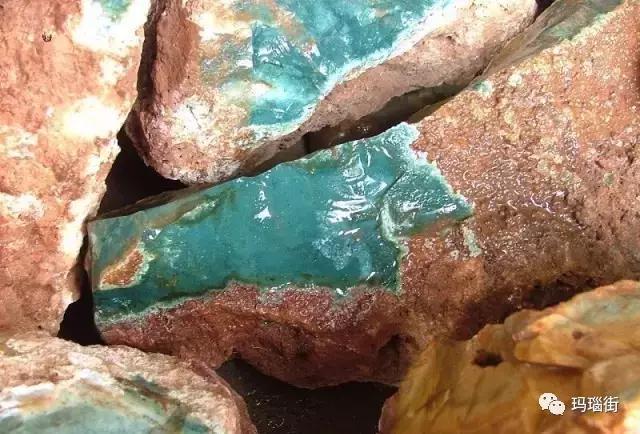 天然玉髓和翡翠有什么区别,小家碧玉的玉髓和天然翡翠有哪些区别？