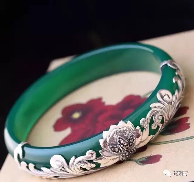 玉髓和翡翠的区别图片,什么是绿玉髓？为什么它和翡翠那么相似？