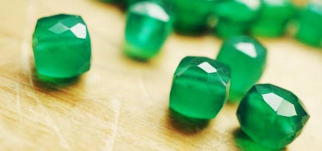 玉髓是天然的吗,玉髓是天然的颜色，还是后加的？