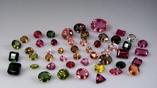 碧玺和翡翠哪个价值更高,同种颜色的碧玺，为什么价格相差百余倍？