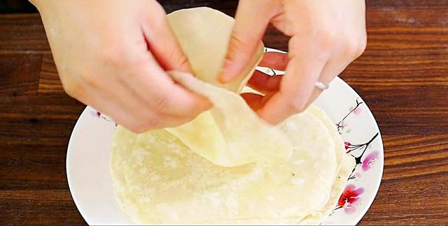 鸡蛋饼怎么做柔软筋道又多层，葱花饼怎么做才又软又好吃