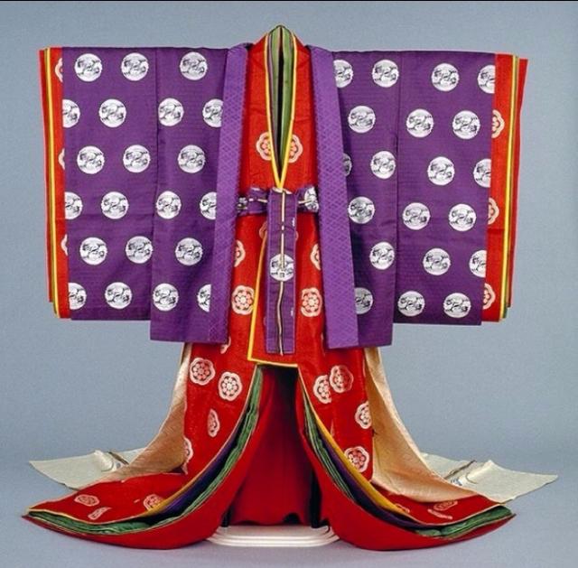 头条问答 - 日本贵族女性的"十二单衣"礼服是什么样子的?