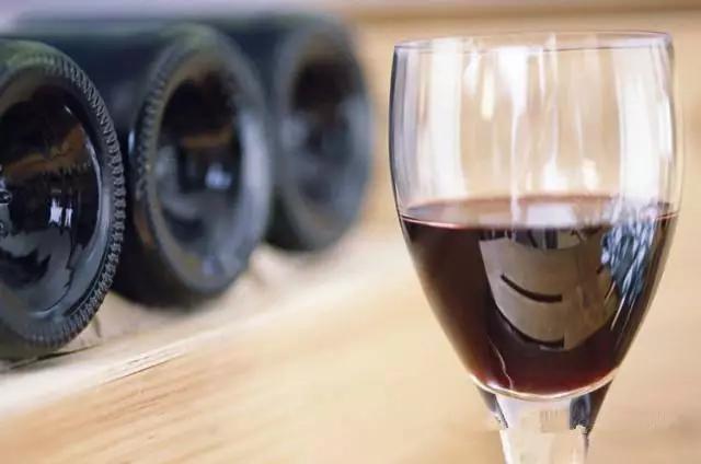 红酒打碎图片，葡萄酒中有沉淀物是否意味葡萄酒坏了？