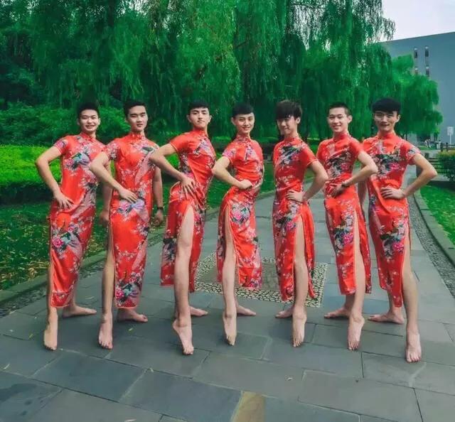 男生该如何优雅地穿旗袍