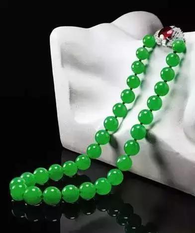 香港拍卖会上的顶级翡翠手镯,满绿的翡翠手镯一般什么样的价值最高？