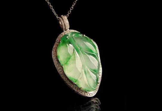 翡翠白月光手镯会变种吗,为什么翡翠手镯戴久了会变色发黄？