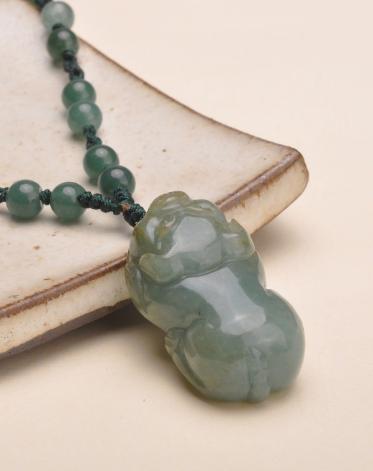 翡翠白月光手镯会变种吗,为什么翡翠手镯戴久了会变色发黄？