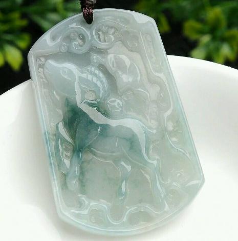 翡翠白月光手镯会变种吗,为什么翡翠手镯戴久了会变色发黄？