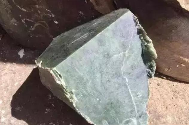 天然翡翠原石图片,翡翠原石会假吗？怎么辨别？