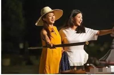 张含韵袁野:张含韵被偷拍裙底，卑微乞求不要蹲着拍，代拍们还有底线吗？