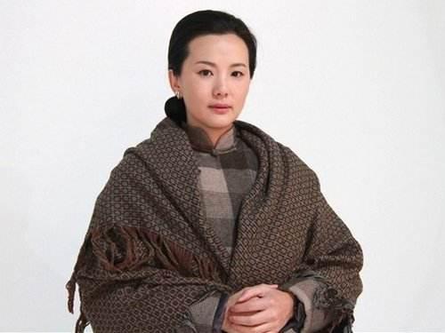 周显欣图片:周显欣长相神似巩俐，身材不输柳岩，大家觉得她怎么样？