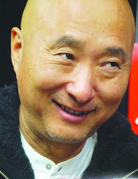 徐静蕾晒光头造型:剃光头会让人显年轻还是显老