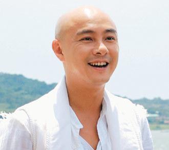 徐静蕾晒光头造型:剃光头会让人显年轻还是显老