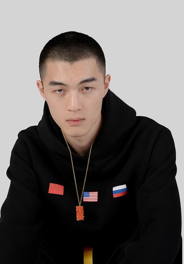 易烊千玺微:男生穿什么样的卫衣好看？