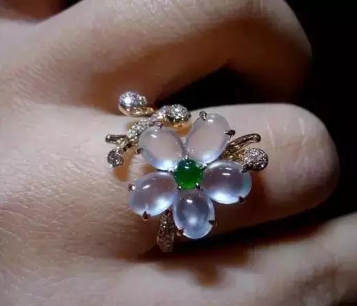 怎么判断翡翠已经戴活了,翡翠不凉证明是酸洗过了吗？