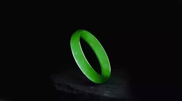 怎么判断翡翠已经戴活了,翡翠不凉证明是酸洗过了吗？