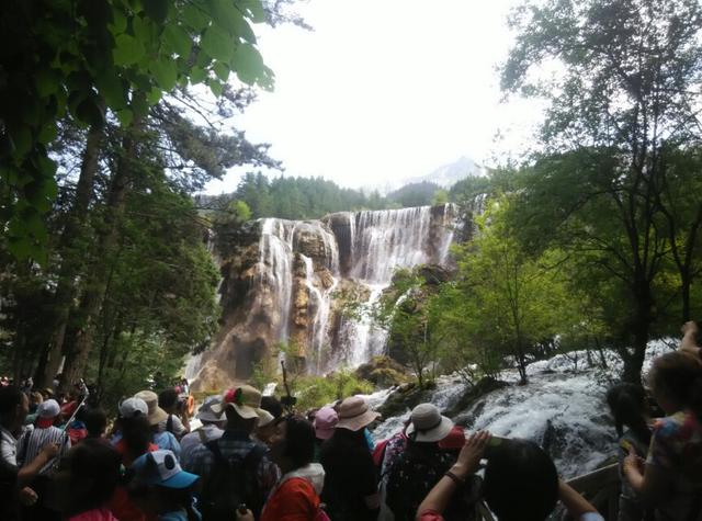 《西游记》里师徒四人走过的瀑布到底是贵州的陡坡塘还是九寨的珍珠滩？