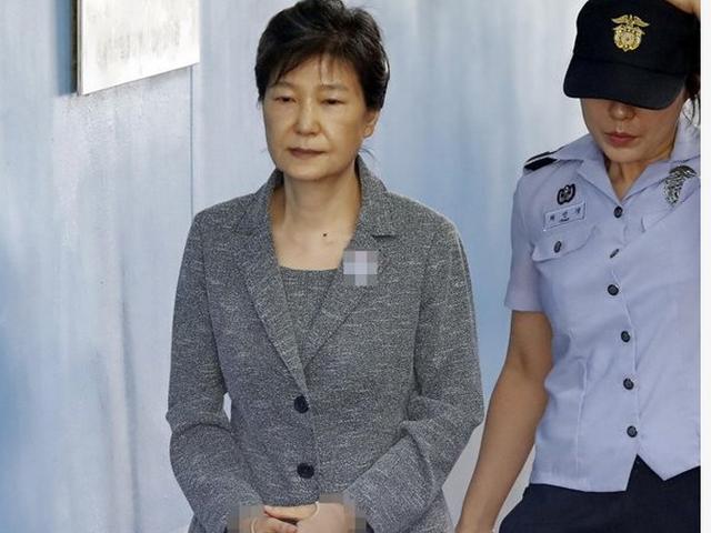 听到李在榕获刑5年，朴槿惠连喝3杯水后笑了，此笑何意？