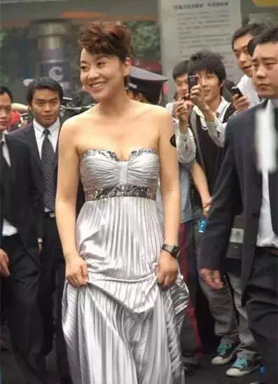 周小斌老婆:闫妮逆生长成女神，减肥后大妈变少女，你怎么看？