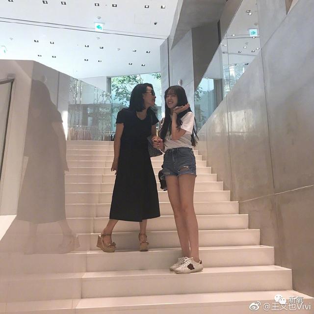 杨幂女儿照片:王中磊闺女晒长腿照，娱乐圈大佬们的千金都长什么样？
