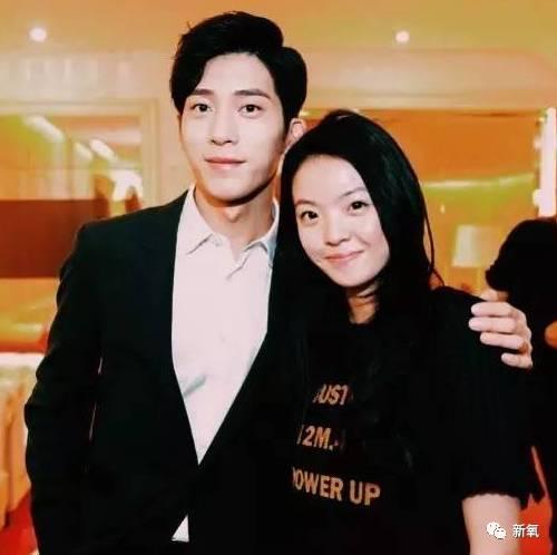 杨幂女儿照片:王中磊闺女晒长腿照，娱乐圈大佬们的千金都长什么样？