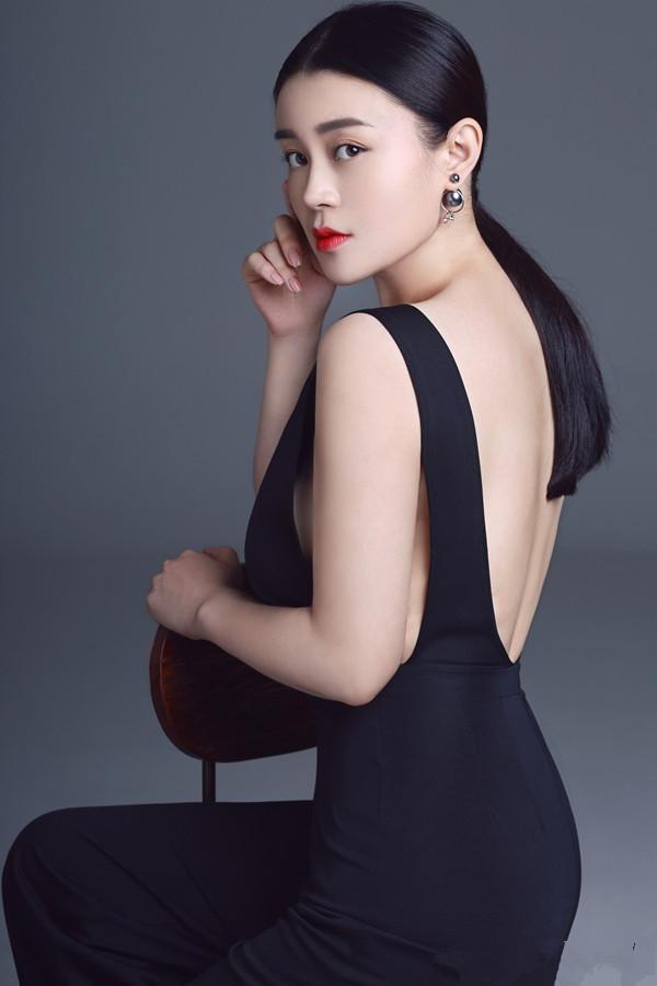 关婷娜胸围照片:为什么关婷娜不是本山大叔的徒弟却这么火？