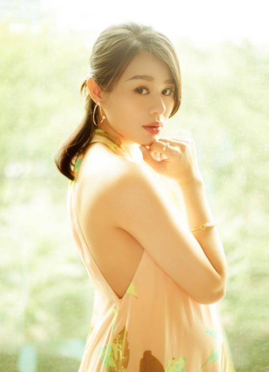 胡杏儿鼻子变大:胡杏儿刚出道时被称为“最丑港姐”，为什么几年时间变漂亮了