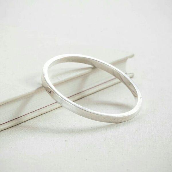 年轻人戴翡翠老气吗,年轻人适合什么颜色的翡翠手镯？