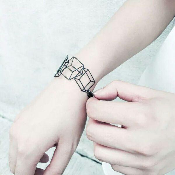 年轻人戴翡翠老气吗,年轻人适合什么颜色的翡翠手镯？