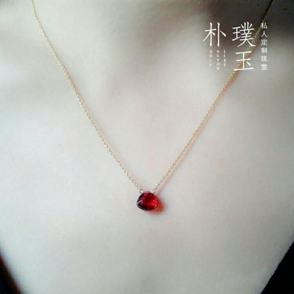 年轻人戴翡翠老气吗,年轻人适合什么颜色的翡翠手镯？