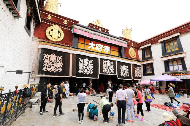 扎什伦布寺:西藏日喀则市除了扎什伦布寺外，还有哪些主要的名胜古迹？
