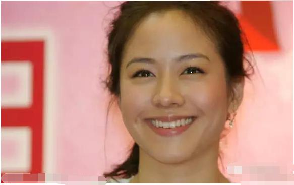 李金铭的胸:娱乐圈哪些女明星有“梨窝