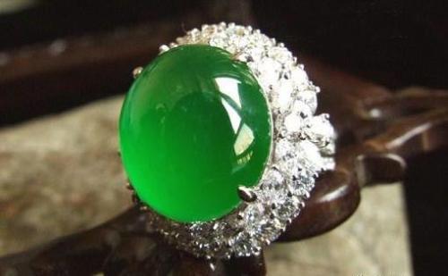 翡翠批发一手货源在哪个城市,翡翠戒面去云南瑞丽购买，会更便宜吗？