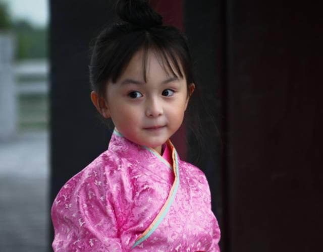 头条问答 - 如何看待8岁女童星堪比刘涛疯狂接戏,连续三天4点起床拍戏