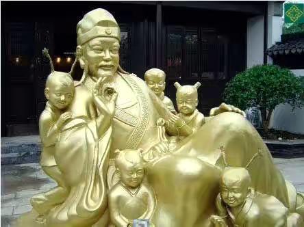 杨惠妍简介:学生毕业即可成干部骨干，碧桂园职院是如何做到的？