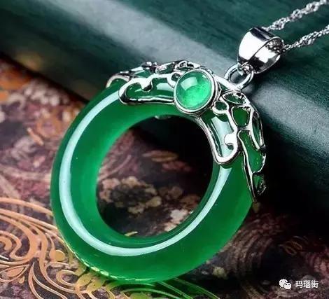 玉髓和翡翠的区别图片,什么是绿玉髓？为什么它和翡翠那么相似？