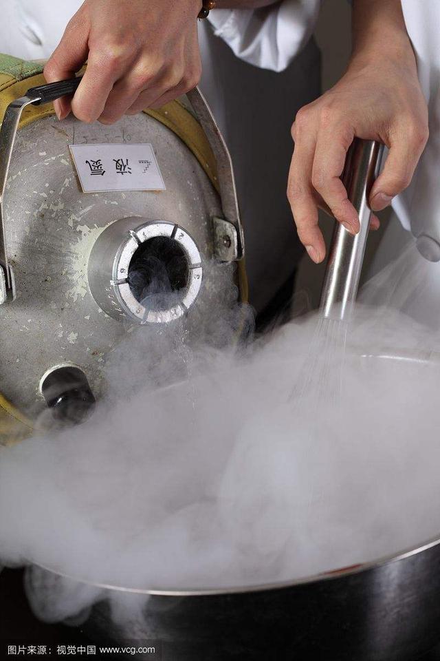 液氮温度,液氮常温下是怎么保持液体状态的?