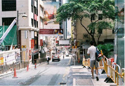 去香港旅游有哪些必去的,玩一星期大概带多少人民币？用人民币可以消费吗？