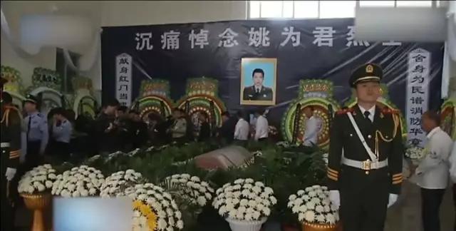 狗狂吠救老人性命腾讯:有没有人知道狗救主人的故事啊？