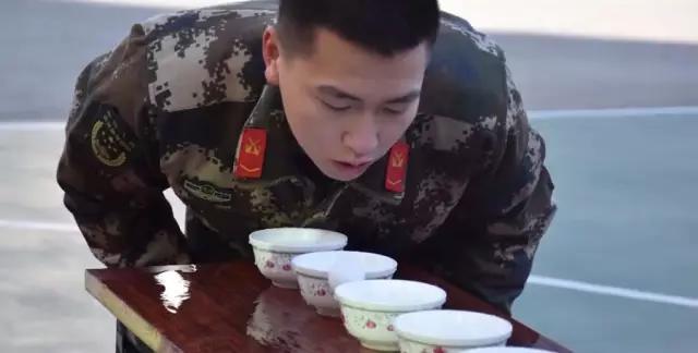 狗狂吠救老人性命腾讯:有没有人知道狗救主人的故事啊？
