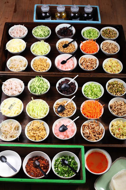 一个贵州朋友在家里弄了个下午茶,那天看到餐桌上丝娃娃的配料和饼皮