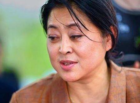 倪萍抽烟:倪萍为什么年纪大之后相貌变化这么大？