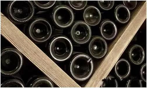 红酒瓶素描图片，葡萄酒的瓶底凹槽很深，是用来干什么的