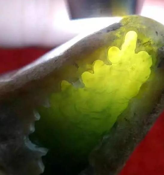 姐堆翡翠原石特点,达马坎香洞翡翠原石赌石有哪些特征？