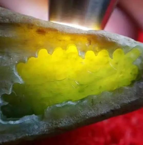 姐堆翡翠原石特点,达马坎香洞翡翠原石赌石有哪些特征？