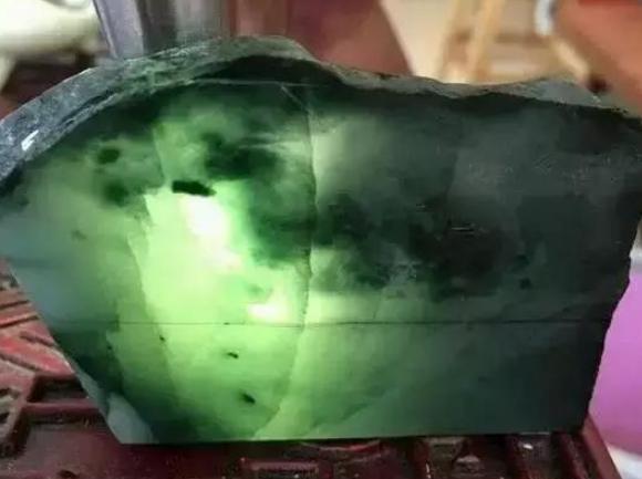 天然翡翠原石图片,翡翠原石会假吗？怎么辨别？