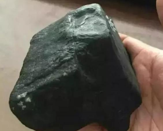 天然翡翠原石图片,翡翠原石会假吗？怎么辨别？