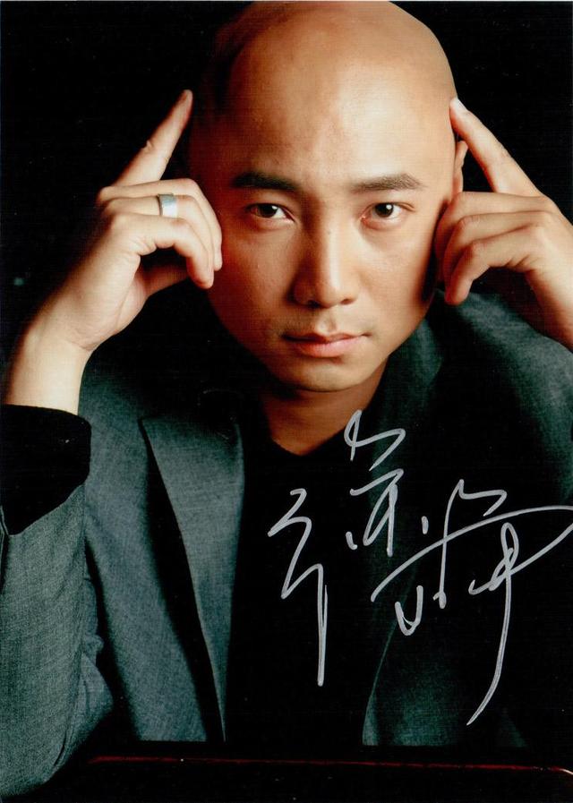 徐静蕾晒光头造型:剃光头会让人显年轻还是显老
