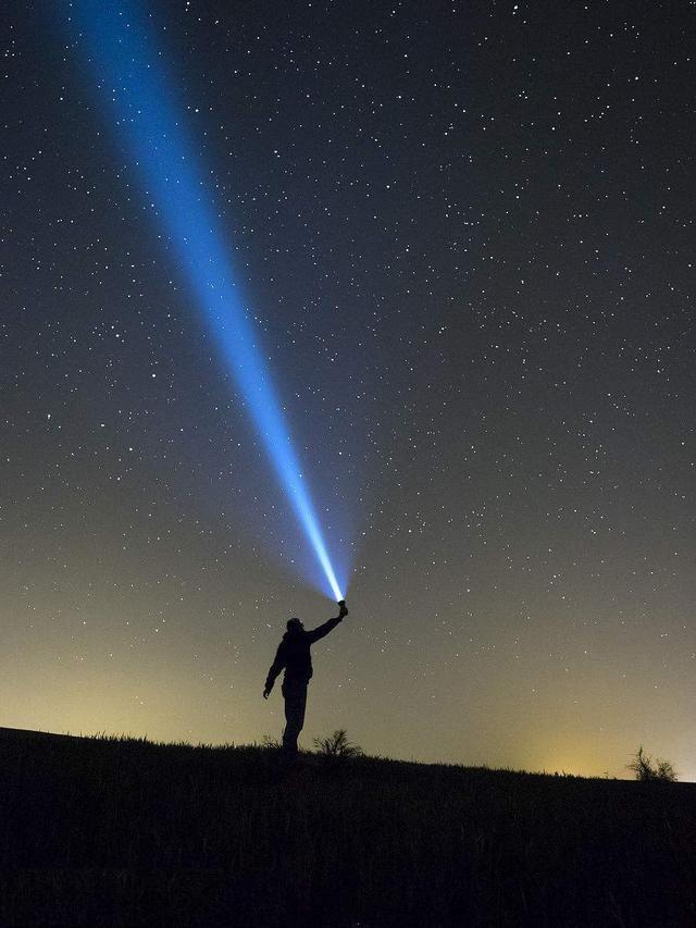 一个人在地球上拿着手电筒照向前方没有遮挡物的情况下光会怎么射出