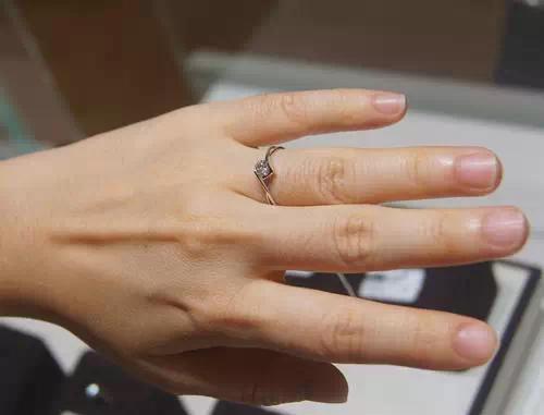 小拇指短,手指短的人在买戒指时要怎么选择？